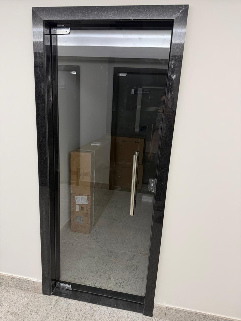Porta Pivotante em Vidro Temperado