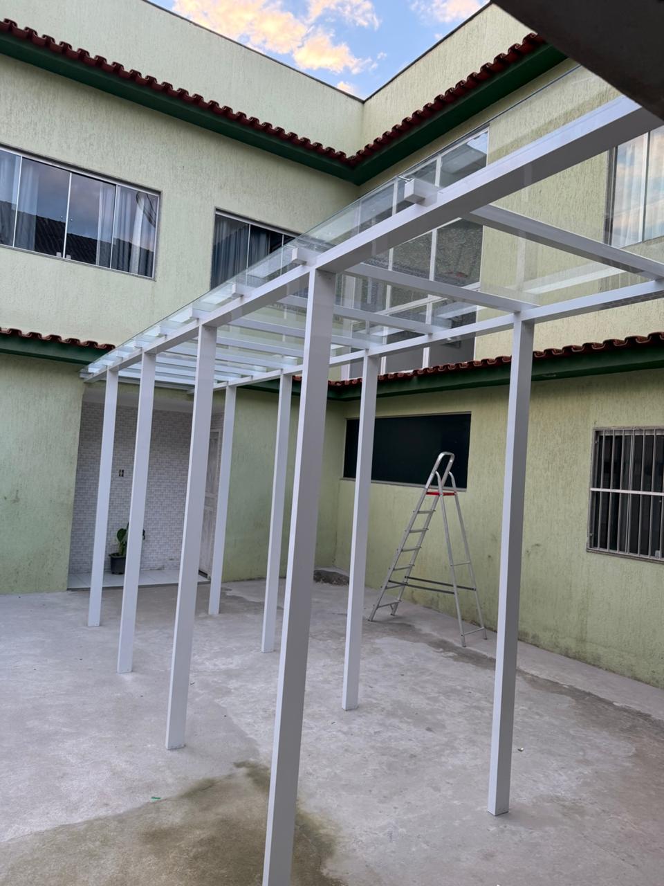 Pergolado em Alumínio com Cobertura de Vidro Laminado