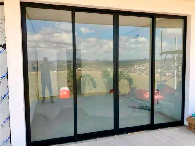 Porta em Esquadria de Alumínio